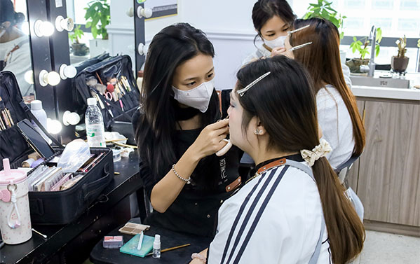 2026转行新思路：选化妆师赛道