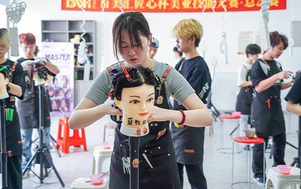 当16岁左右的孩子要选择未来方向时，家长该怎么帮助他/她
